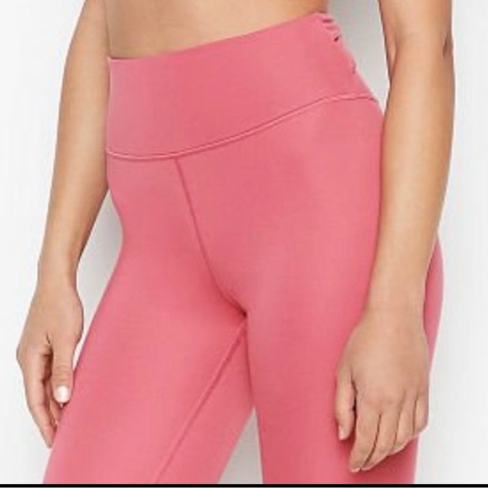 Victoria’s Secret Incredible Essential Legging – Size 4
✨ High Rise • 7/8 Length